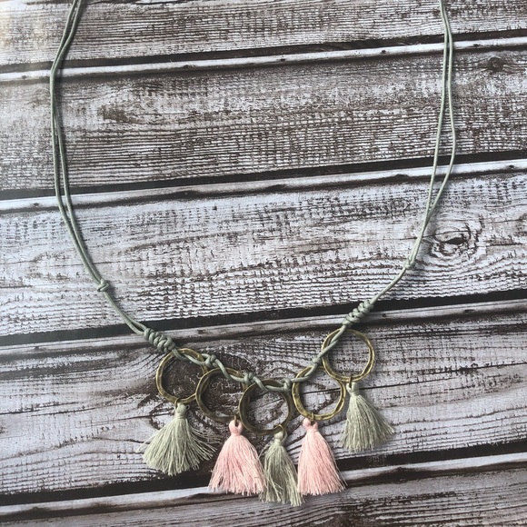 Center rings and color tassels detailed necklace - Picture 3 of 6